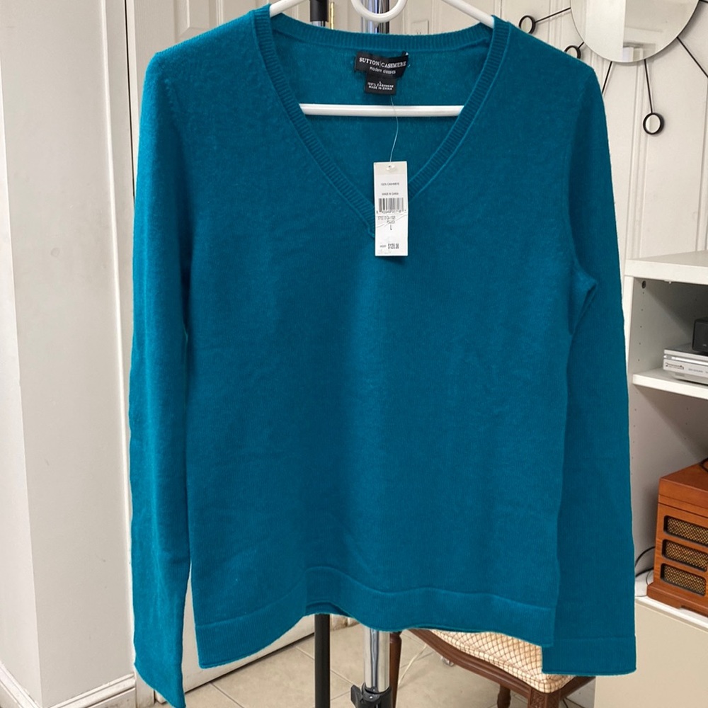 NWT Sutton 100% cashmere sweater. Beautiful color peacock.